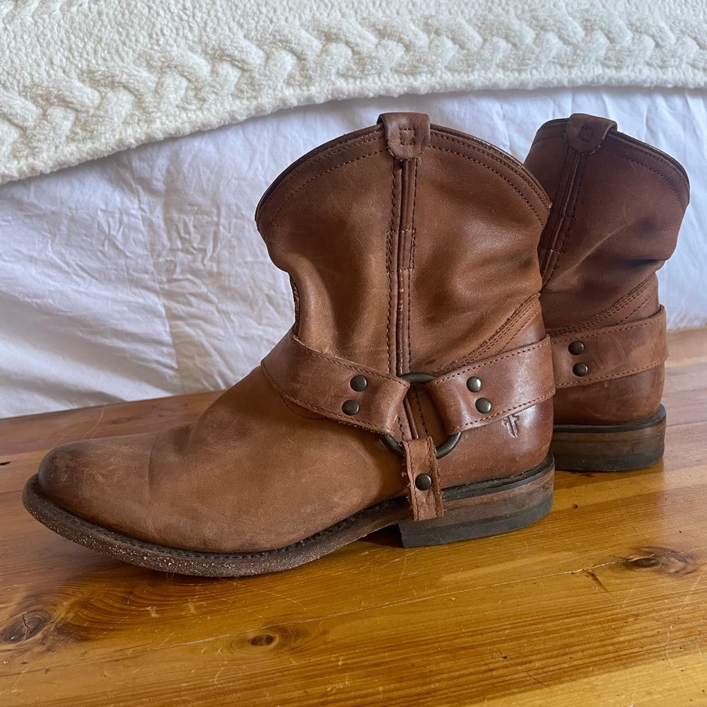 Frye Wyatt Cognac Brown Distressed Leather Harness Short Western Boot (6)
